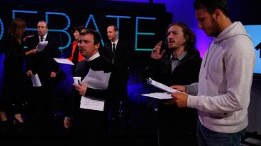 Postales del estudio, tanto al aire como en la trastienda.