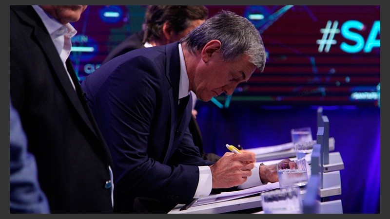 Postales del estudio, tanto al aire como en la trastienda.