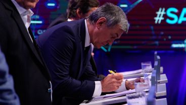 Postales del estudio, tanto al aire como en la trastienda.