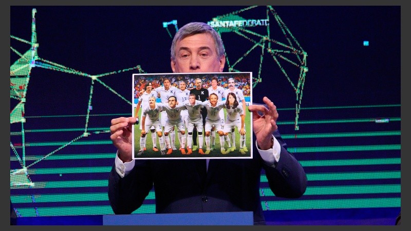 Postales del estudio, tanto al aire como en la trastienda.