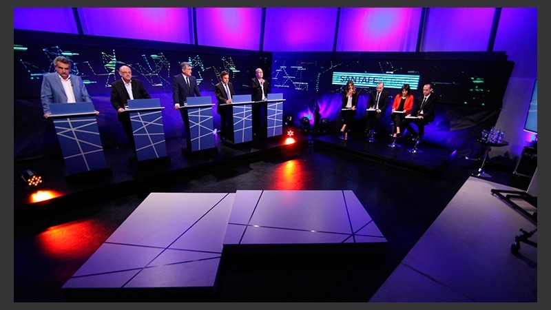 Postales del estudio, tanto al aire como en la trastienda.