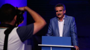 Postales del estudio, tanto al aire como en la trastienda.