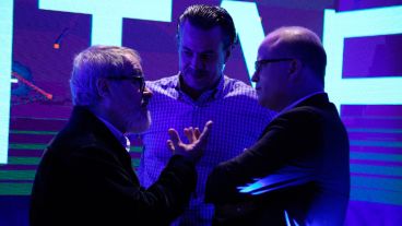 Postales del estudio, tanto al aire como en la trastienda.