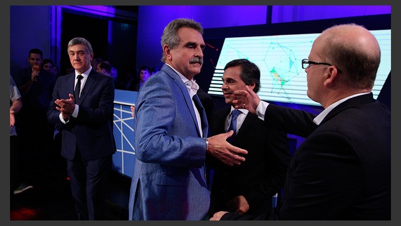 El saludo de los candidatos tras el final del debate.