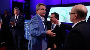 El saludo de los candidatos tras el final del debate.