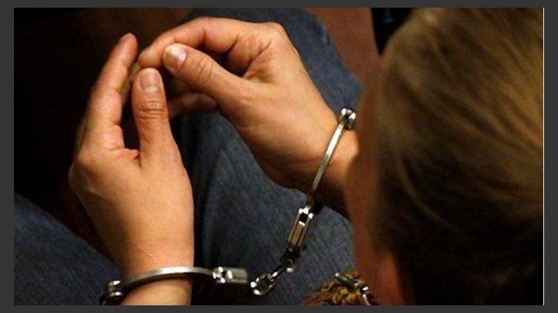 La mujer se entregó acompañada de uno de sus hijos. 