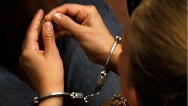 La mujer se entregó acompañada de uno de sus hijos.