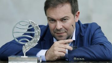 "El fuego invisible" es una novela centrada en "el poder de las palabras, en las palabras que inventamos para definir nuevos tesoros", según definió el autor.