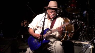 Si bien Burns nació en Mississippi, su familia se mudó a Chicago cuando tenía doce años.