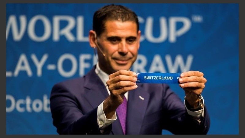 Fernando Hierro condujo el sorteo.