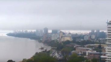 Un manto nuboso posado sobre la ciudad al mediodía.