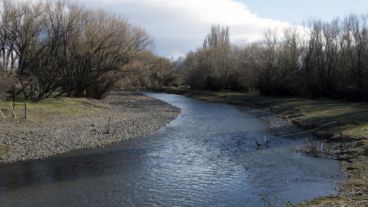El río Chubut, donde este martes se realizó el tercer rastrillaje en la causa.