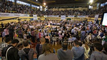 El estadio cubierto del Club Provincial se llenó con miles de personas.