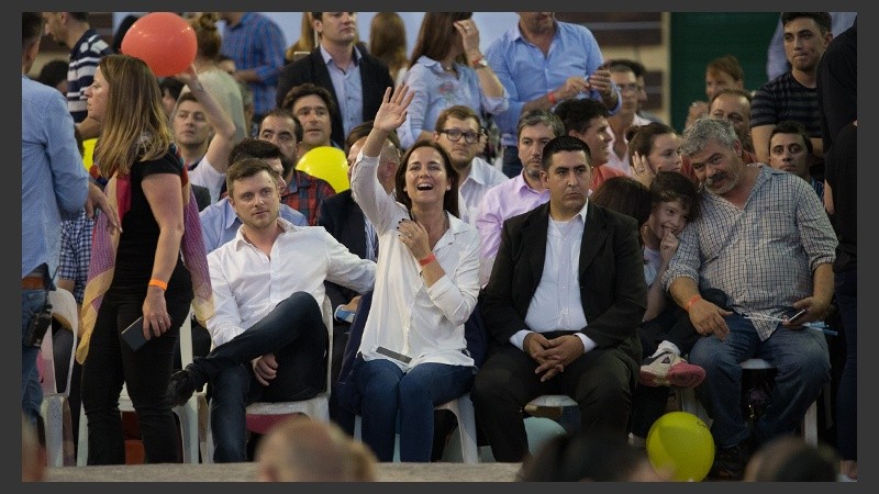 Roy junto a Anita que saluda para las cámaras. 