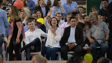 Roy junto a Anita que saluda para las cámaras.