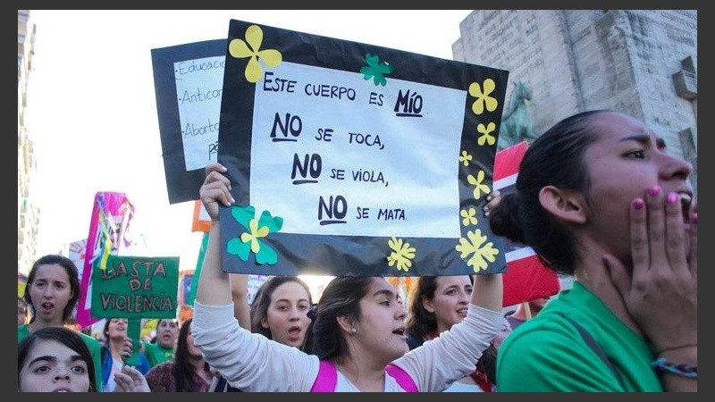 La mujer tuvo que ser asistida por dolores en el cuello. 