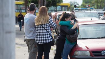 El dolor de los familiares. El hombre se habría caído y clavado un vidrio en el cuello.