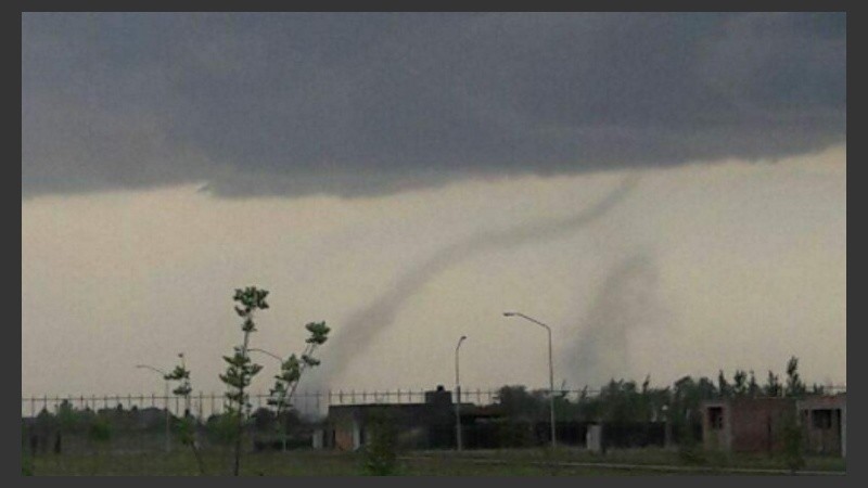 Habitantes de la región compartieron imágenes en las que se observa la formación del fenómeno. 