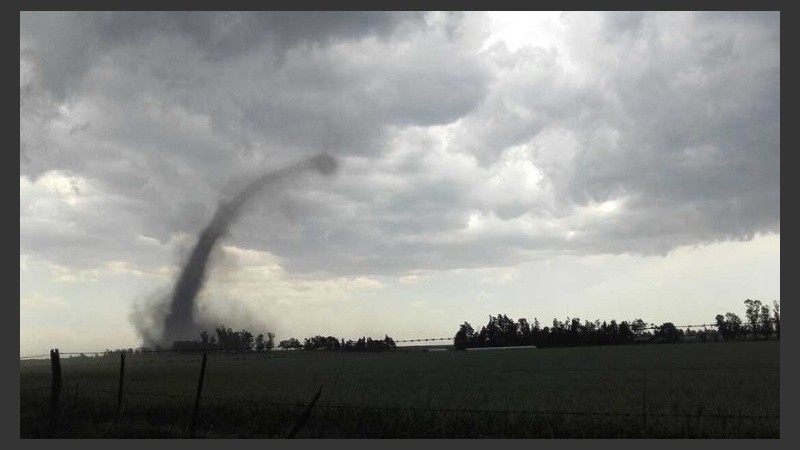 Habitantes de la región compartieron imágenes en donde se observa la formación del fenómeno. 