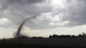 Habitantes de la región compartieron imágenes en donde se observa la formación del fenómeno.