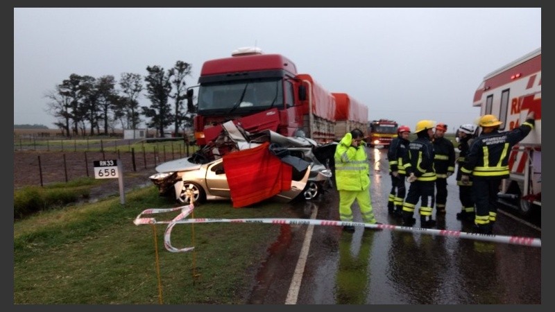 Dos personas murieron tras el choque de un camión y un auto en ruta 33 ...