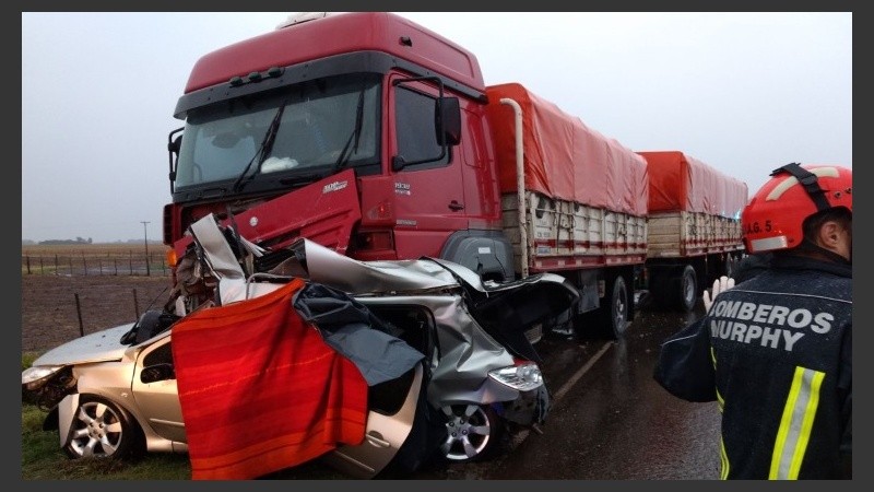 Dos personas murieron tras el choque de un camión y un auto en ruta 33 ...