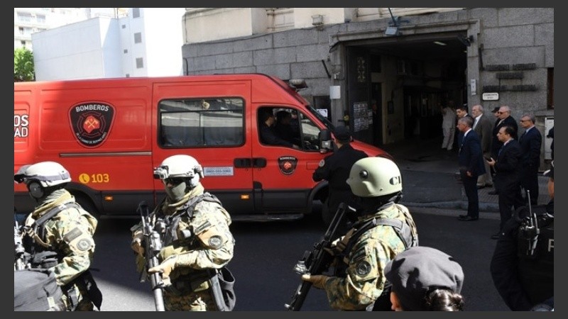 Un amplio operativo de seguridad durante la llegada del cuerpo a Capital.