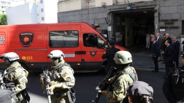 Un amplio operativo de seguridad durante la llegada del cuerpo a Capital.