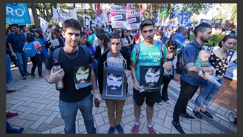 Jóvenes y familias se sumaron a la ronda de las Madres y reclamaron por Santiago Maldonado.