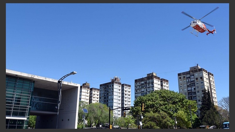 Un helicóptero sanitario sobrevoló la zona como parte de las pruebas para la construcción de un helipunto.
