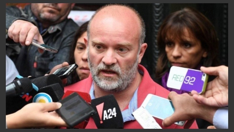 Sergio Maldonado, hermano de Santiago, al salir de la morgue judicial.