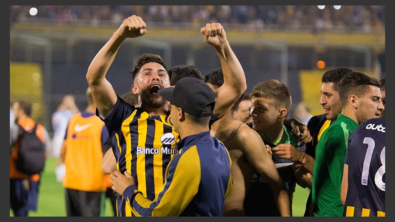 Los pibes de Central festejaron la obtención de la Copa Santa Fe. (Alan Monzón/Rosario3.com)
