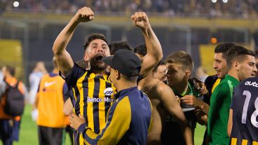 Los pibes de Central festejaron la obtención de la Copa Santa Fe. (Alan Monzón/Rosario3.com)