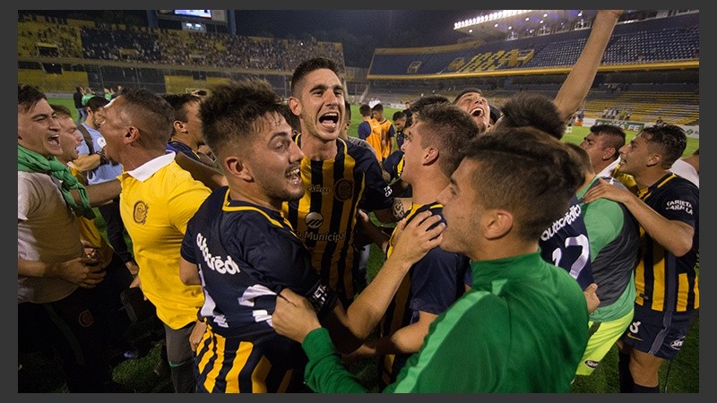 Los pibes de Central festejaron la obtención de la Copa Santa Fe. (Alan Monzón/Rosario3.com)