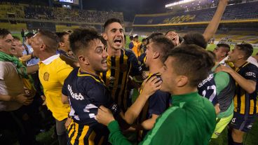 Los pibes de Central festejaron la obtención de la Copa Santa Fe. (Alan Monzón/Rosario3.com)