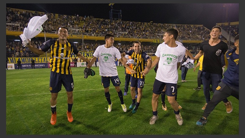 Los pibes de Central festejaron la obtención de la Copa Santa Fe. (Alan Monzón/Rosario3.com)