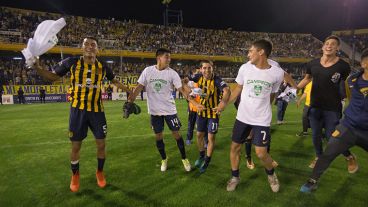 Los pibes de Central festejaron la obtención de la Copa Santa Fe. (Alan Monzón/Rosario3.com)