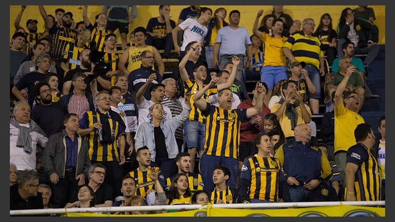 Los pibes de Central festejaron la obtención de la Copa Santa Fe. (Alan Monzón/Rosario3.com)