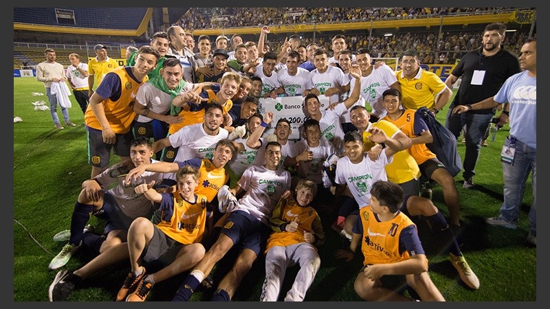 Los pibes de Central festejaron la obtención de la Copa Santa Fe. (Alan Monzón/Rosario3.com)