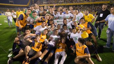 Los pibes de Central festejaron la obtención de la Copa Santa Fe. (Alan Monzón/Rosario3.com)