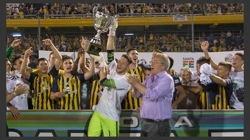Los pibes de Central festejaron la obtención de la Copa Santa Fe. (Alan Monzón/Rosario3.com)