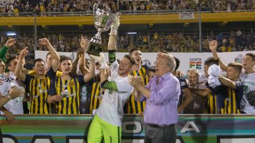 Los pibes de Central festejaron la obtención de la Copa Santa Fe. (Alan Monzón/Rosario3.com)