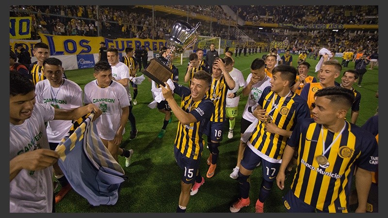 Éxtasis centralista en plena vuelta olímpica.