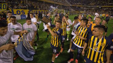 Éxtasis centralista en plena vuelta olímpica.