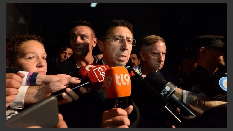 El juez Lleral brindó una conferencia luego de la autopsia. 