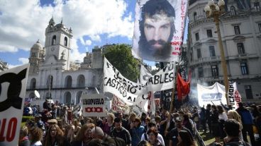 Agrupaciones sociales y políticas marcharon este sábado a la Plaza de Mayo .
