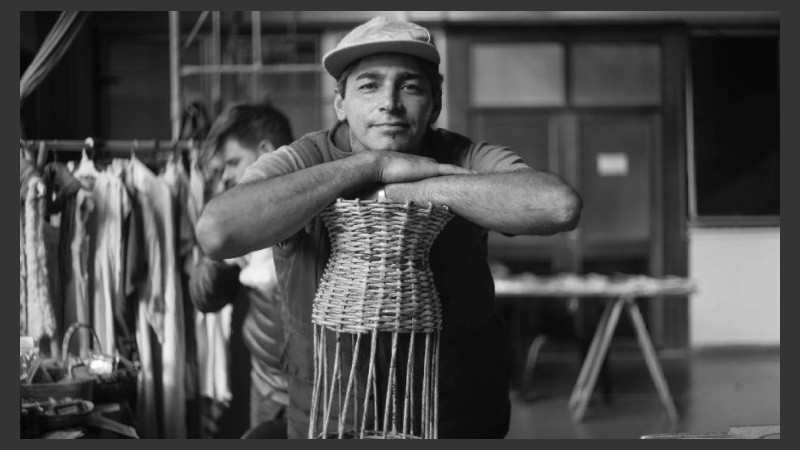 Ángel, el feriante, es “un puente” entre el afuera y el adentro.