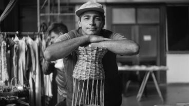 Ángel, el feriante, es “un puente” entre el afuera y el adentro.