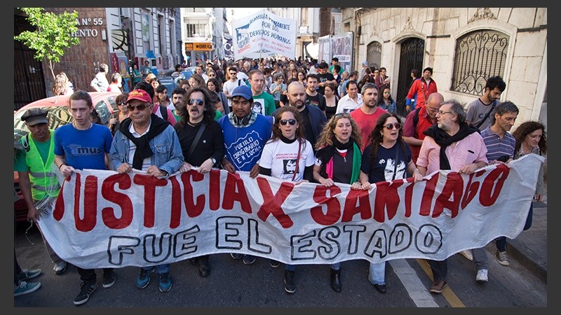 El frente de la columna en la marcha local.