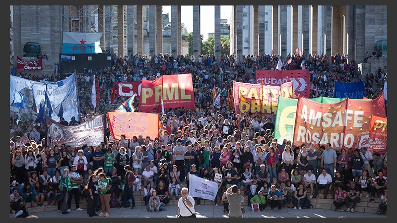 Las escalinatas del Monumento colmadas por la movilización.
